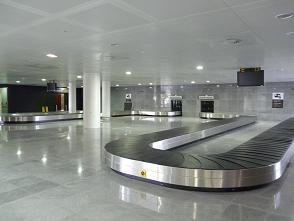 Cintas de recogida de equipajes en el interior de la ampliaci&oacute;n de la terminal C del aeropuerto del Prat (Junio de 2008)